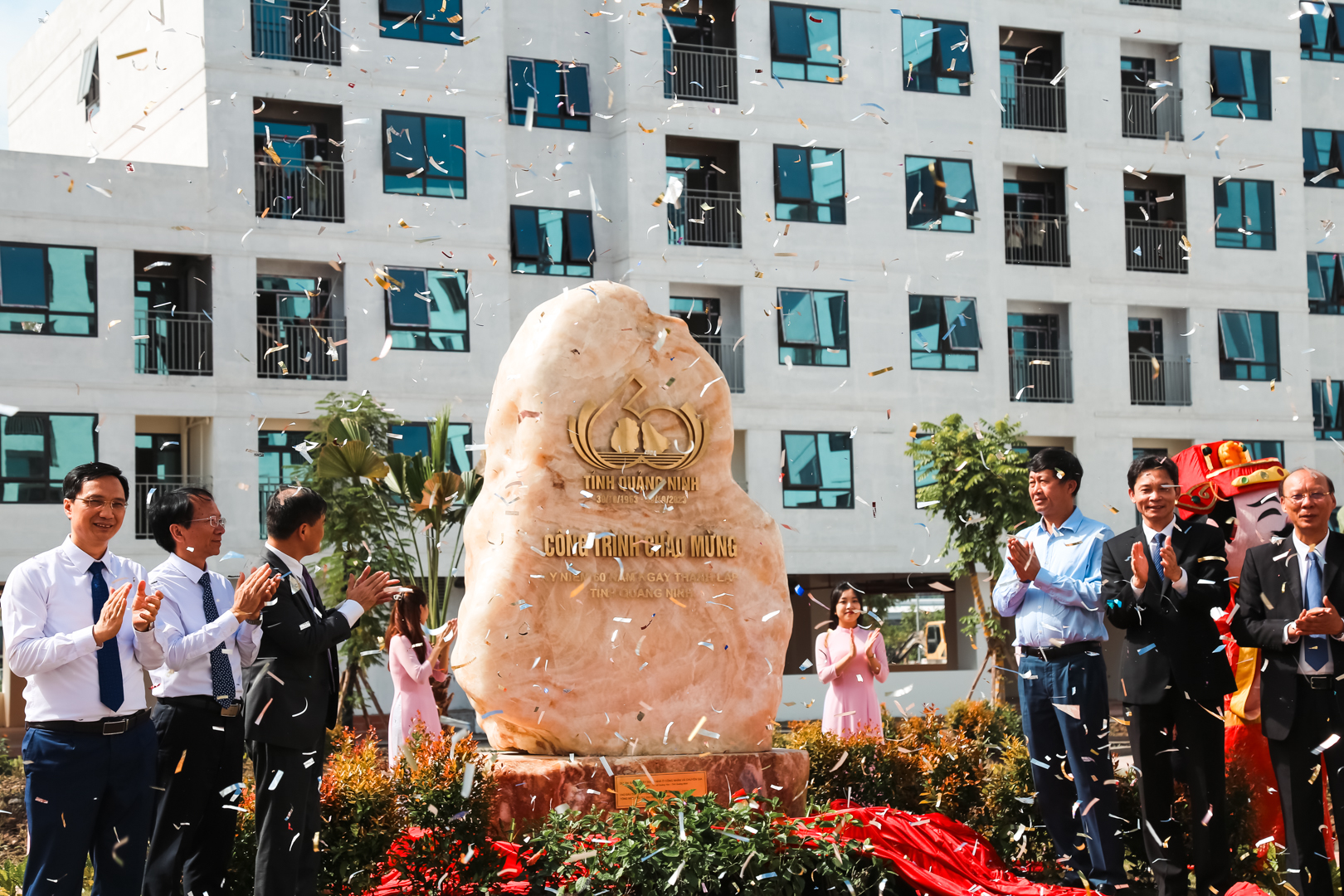 Lễ gắn biển Công trình chào mừng kỷ niệm 60 năm thành lập tỉnh Quảng Ninh tại khu Nhà ở công nhân và nhà ở chuyên gia - KCN Đông Mai (Viglacera)